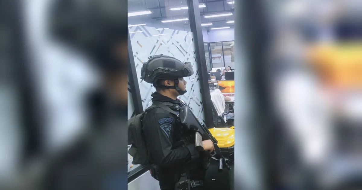 Polisi Gerebek Judi Online Internasional di Gedung Hayam Wuruk Jakpus, Brimob Bersenjata Lengkap Dikerahkan