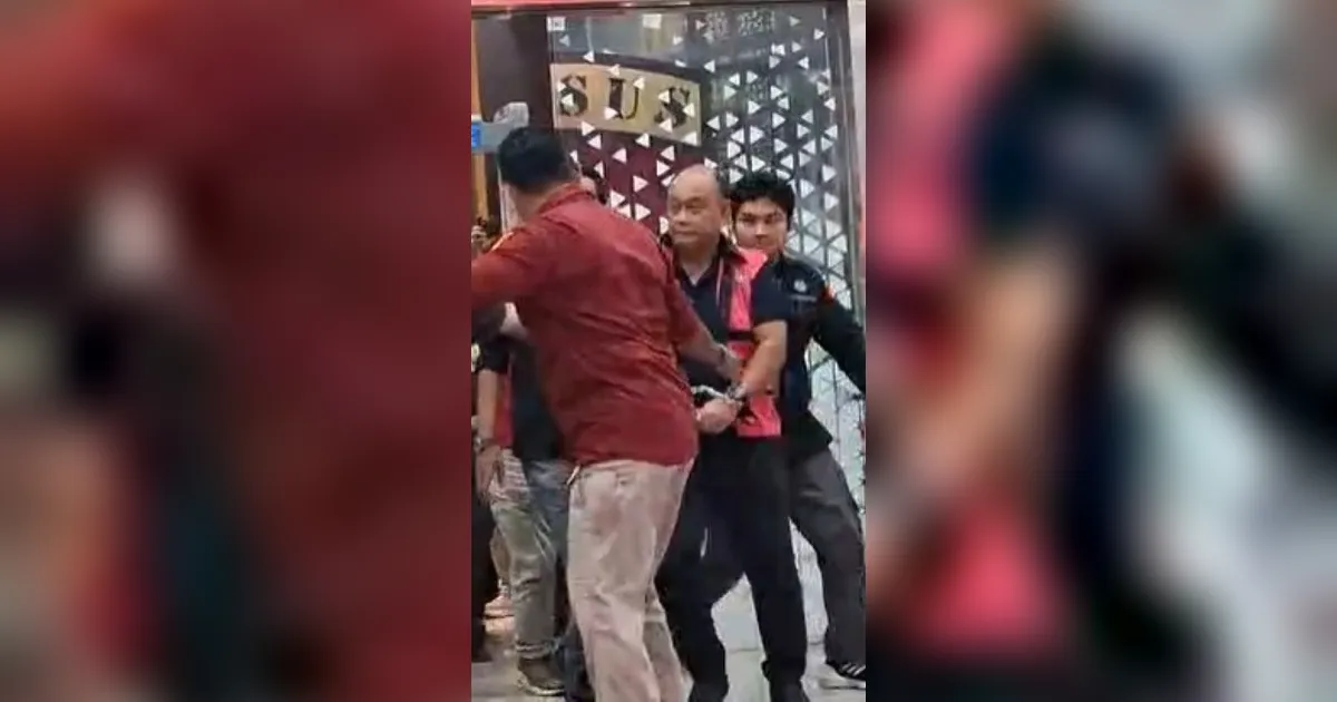 Penampakan Dadan Hindayana, Lodewyk Pusung dan Sony Sanjaya Pakai Rompi Tersangka, Keluar dari Kejagung Diborgol