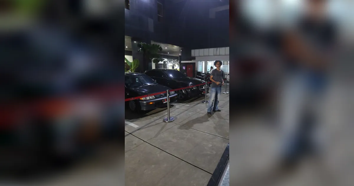 FOTO: KPK Sita Puluhan Kendaraan Usai OTT Imigrasi Jakarta Barat