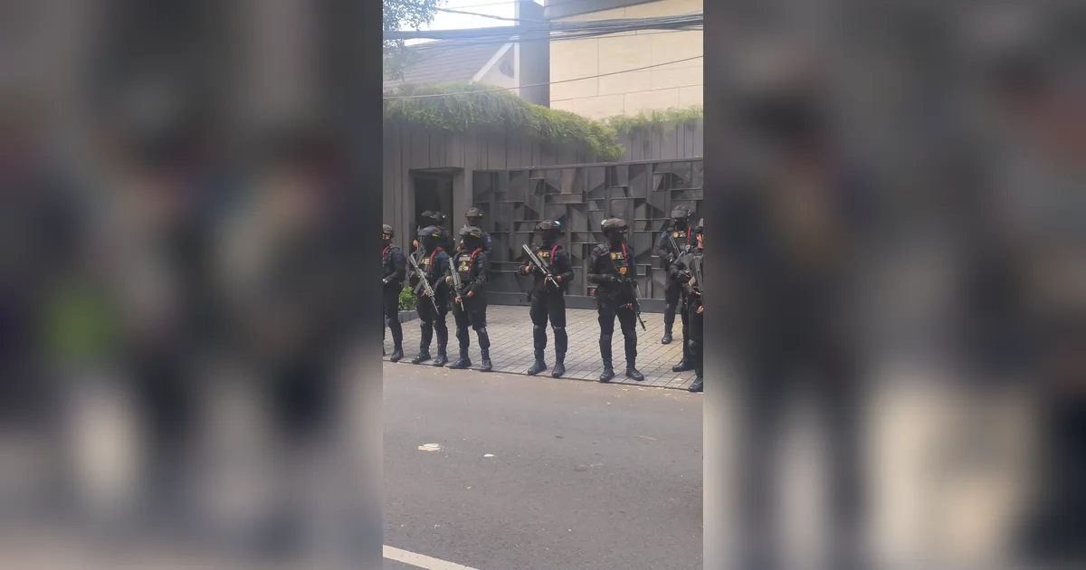 Penampakan Rumah Silmy Karim Digeledah KPK, Brimob Bersenjata Lengkap Diterjunkan