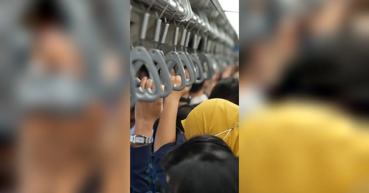 FOTO: LRT Jabodebek Tambah Frekuensi Perjalanan Saat Jam Sibuk Pagi