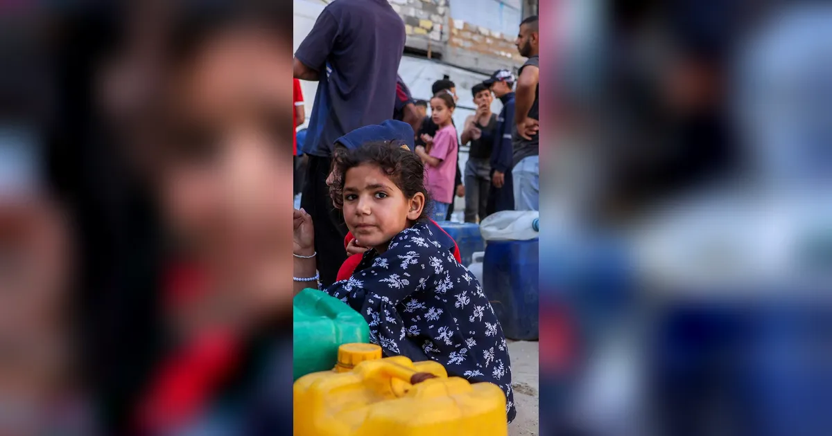 FOTO: Warga Gaza Antre Air Bersih di Tengah Krisis Kemanusiaan Berkepanjangan