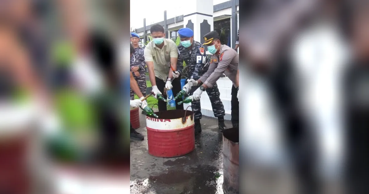 FOTO: TNI AL Musnahkan Miras Ilegal Hasil Operasi di Morotai