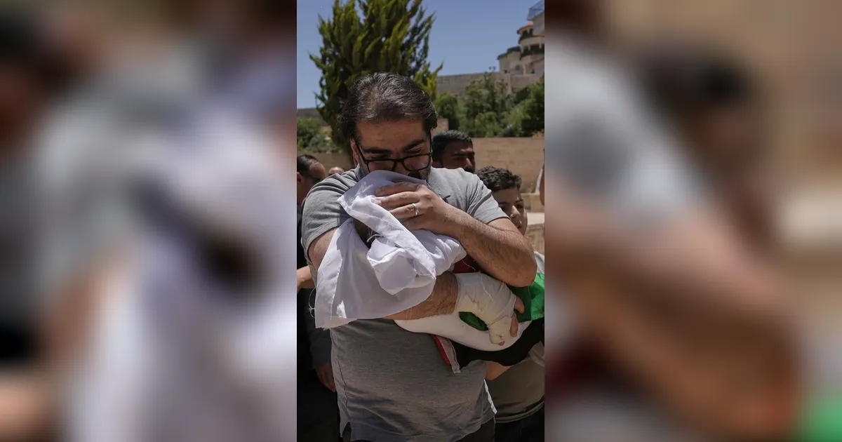 FOTO: Bayi Palestina Tewas Setelah Mobil Keluarga Ditembak Israel