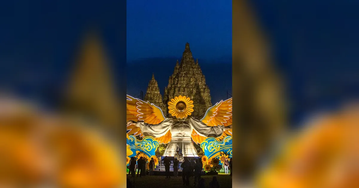 FOTO: Sun Flower Angel Hadirkan Nuansa Baru di Kawasan Candi Prambanan