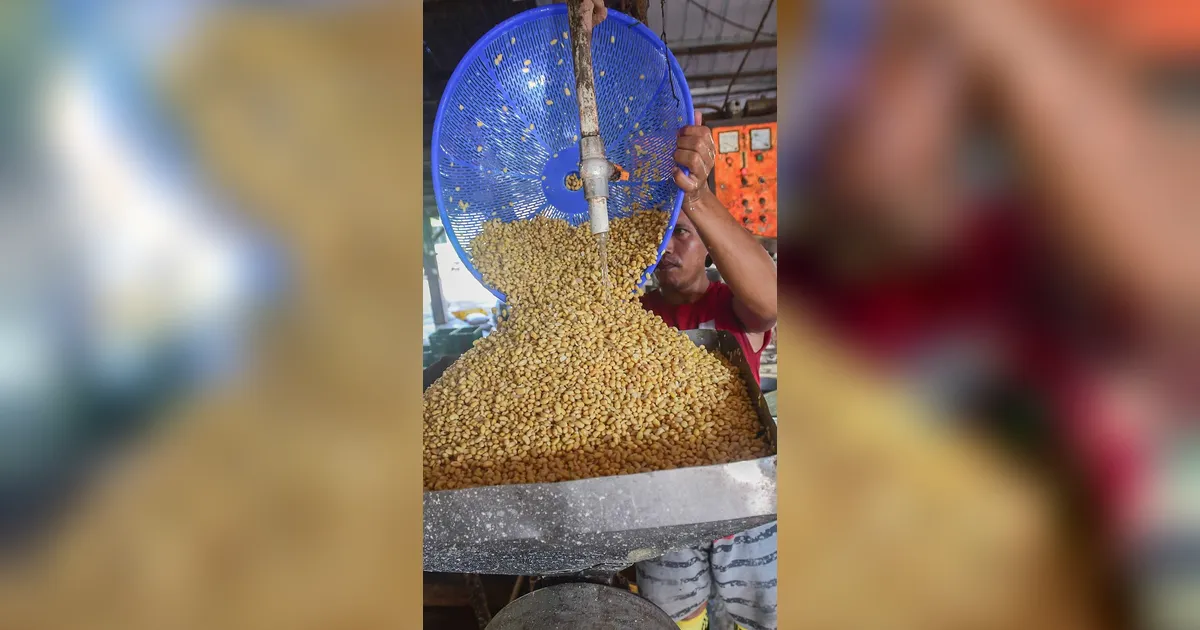 FOTO: Harga Kedelai Impor Naik Produsen Tahu Kurangi Ukuran 