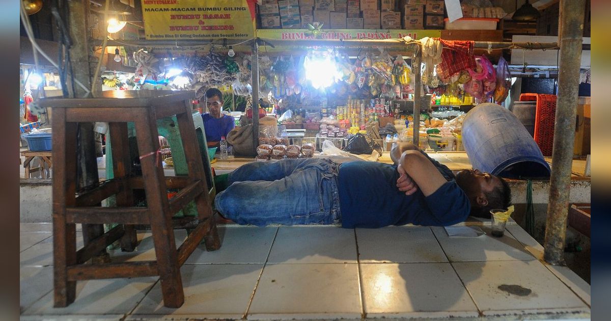 FOTO: Situasi Pasar Senen Sepi Akibat Deflasi, Pedagang Lebih Banyak Tidur