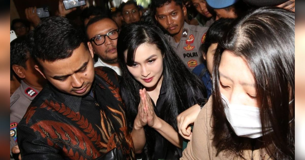 FOTO: Serba Hitam, Sandra Dewi Bersaksi untuk Suami Tercinta di Sidang Kasus Korupsi Timah