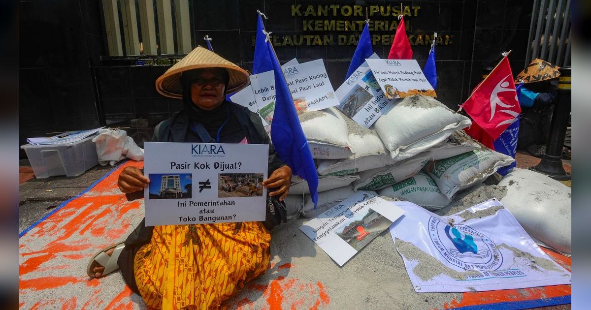 FOTO: Aksi Masyarakat Pesisir Geruduk Kantor KKP Tolak Ekspor Pasir Laut