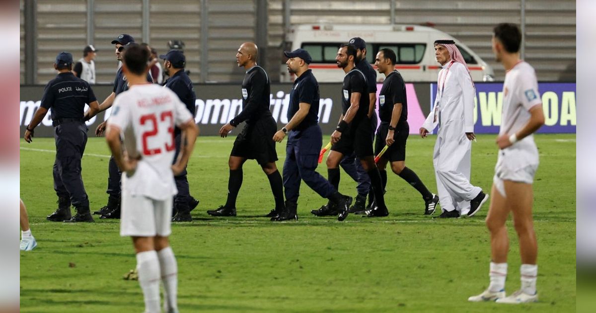 FOTO: Usai 'Bantu' Bahrain Gagalkan Kemenangan Timnas Indonesia, Wasit Kontroversial Keluar Lapangan Pakai Pengawalan