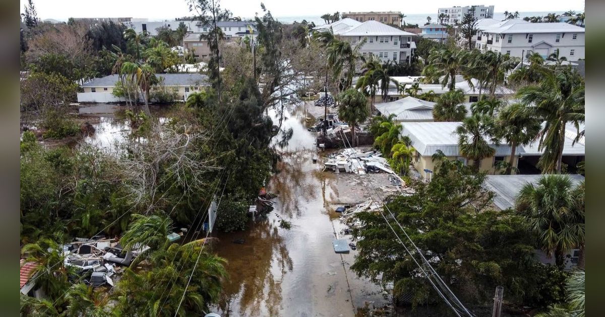 FOTO: Porak-poranda Florida AS Diamuk Badai 'Monster' Milton hingga Korban Tewas Berjatuhan