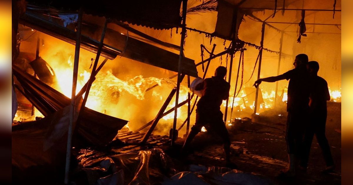 FOTO: Biadab! Israel Kembali Serang Tenda Pengungsian di Jalur Gaza, Sejumlah Korban Tewas Terpanggang