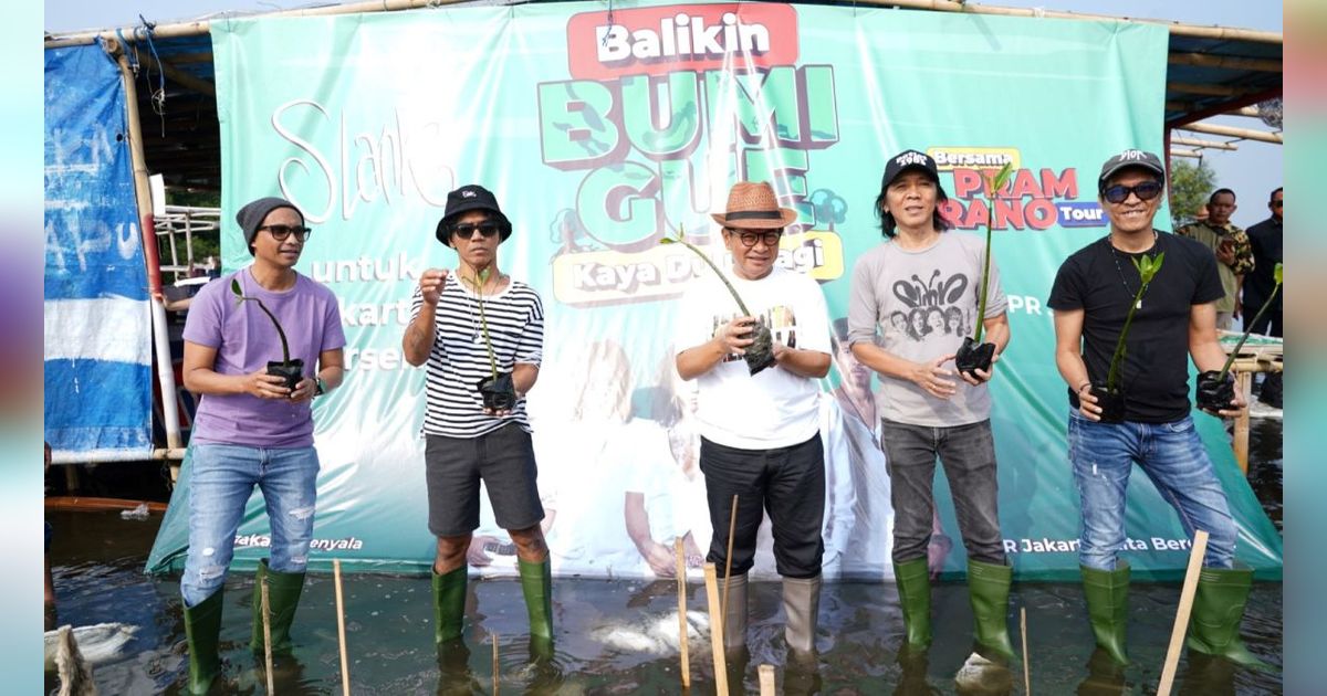 FOTO: Gaya Pramono Tanam Mangrove Bareng Slank di Pesisir Jakarta