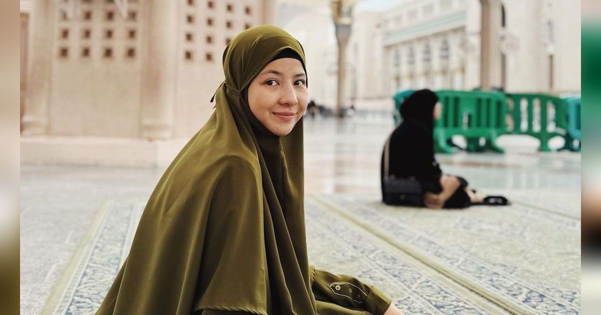 Pilihan Dress Natasha Rizky Saat Umroh Ramadan, Warnannya Anggun Banget