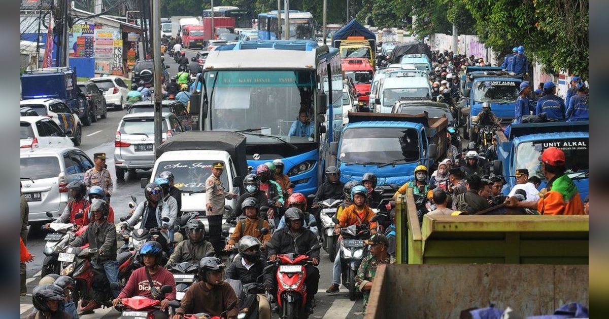 FOTO: Perbaikan Tanggul Kalibaru yang Jebol Sebabkan Kemacetan Parah dari Jalan Raya Bogor ke PGC Cililitan