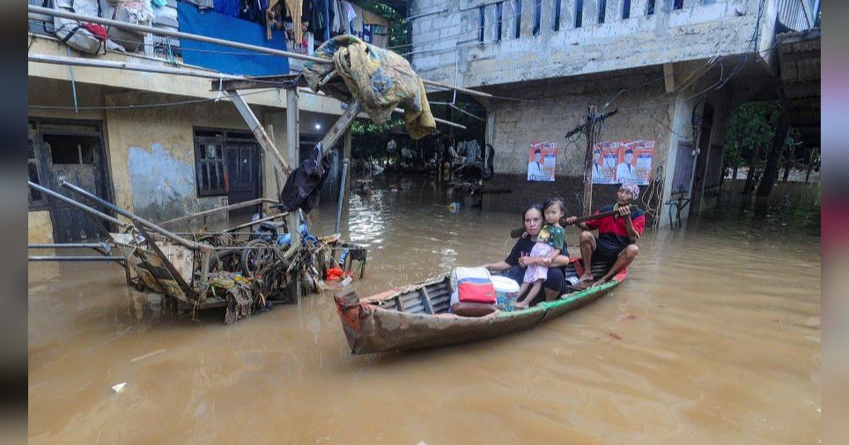 FOTO: Kondisi Ketinggian Banjir di Pejaten Mencapai Satu Meter, Warga Beraktivitas Naik Perahu