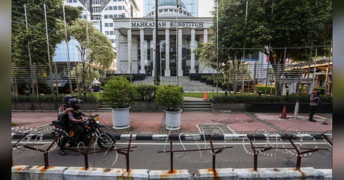 FOTO: Penampakan Beton Berduri Melapisi Penjagaan Gedung Mahkamah Konstitusi Jelang Sidang Perdana Perselisihan Hasil Pemilu 2024