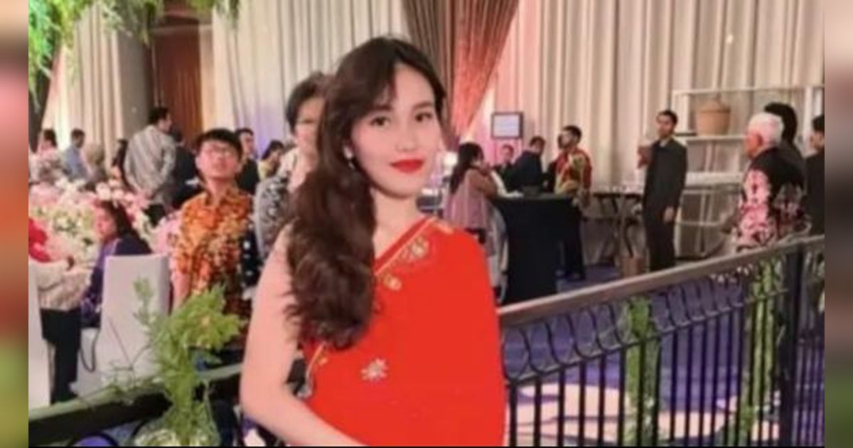 Intip Ayu Ting Ting Calon ibu Persit yang Mempesona Dalam Busana Merah Khas Bollywood Saat Kondangan