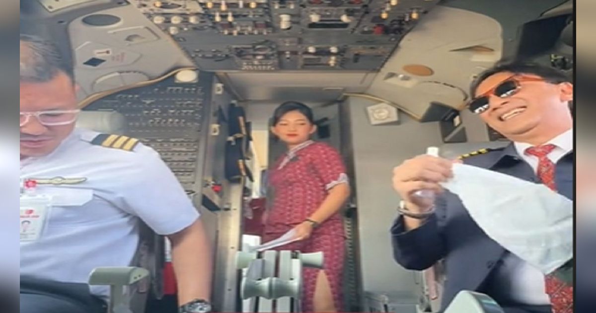 Penuh Canda dan Tawa, Momen Kapten Pilot dan Pramugari Ngobrol di Flight Deck Sebelum Pesawat Take Off
