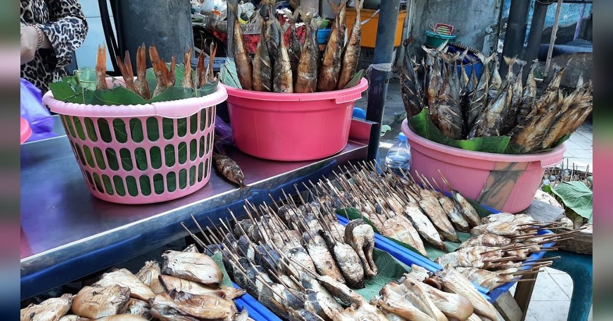 Potret Ikan Salmon hingga Tuna Asap Dijual di Pinggir Jalan Tuban, Cocok untuk Oleh-Oleh Lebaran