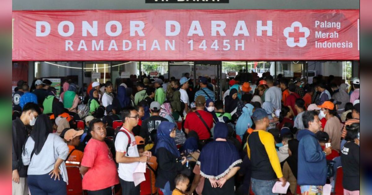 FOTO: Berkah Ramadan, Ribuan Warga Antusias Mengantre Sedekah Darah untuk Aksi Kemanusiaan