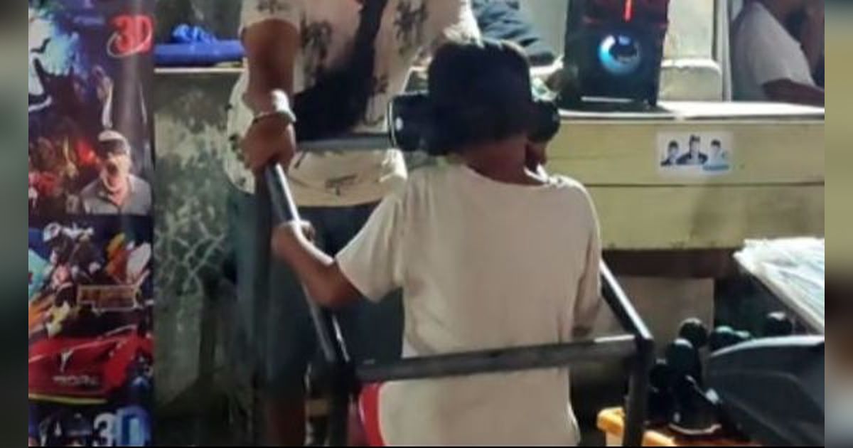 Kreatif Banget! Viral VR Simulator Versi Low Budget di Pasar Malam, Gerak Manual di Atas Papan