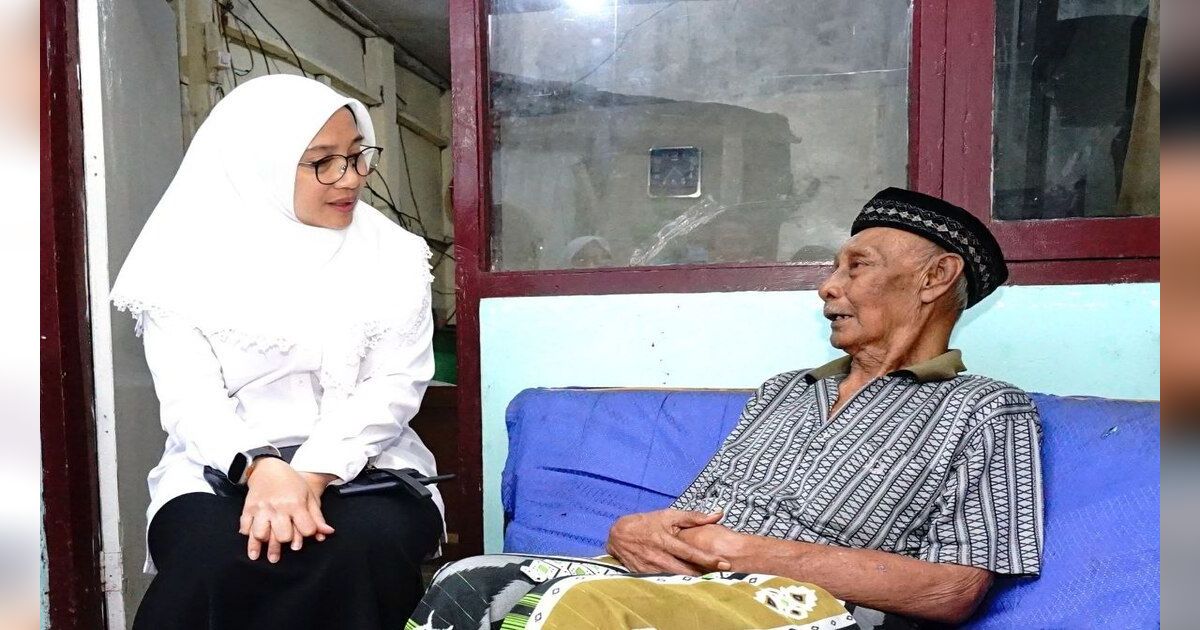 Jenguk Lansia Sebatang Kara, Bupati Ipuk: Terima Kasih Orang-Orang Baik