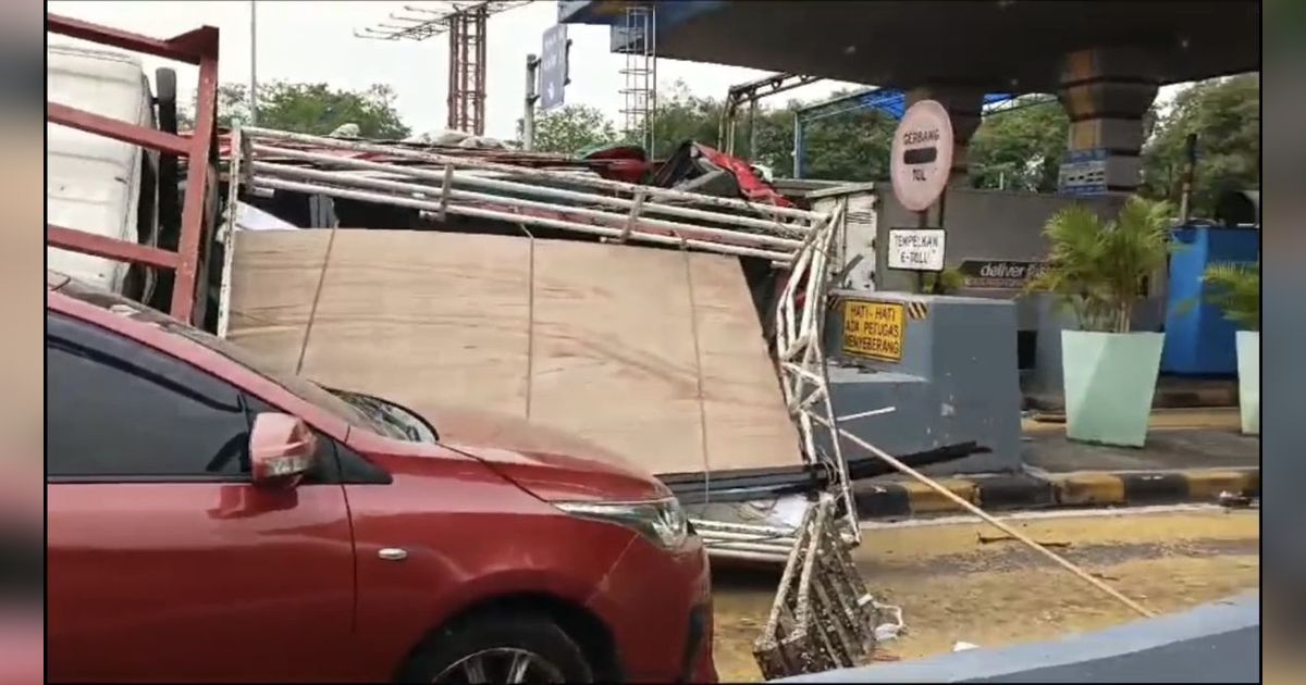 VIDEO: Mencekam Detik-Detik Lima Mobil Kecelakaan Beruntun di Gerbang Tol Halim