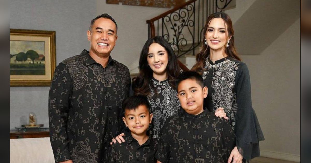 Potret Keluarga Nia Ramadhani Jalani Photoshoot Edisi Lebaran, Kompak Pakai Baju Muslim