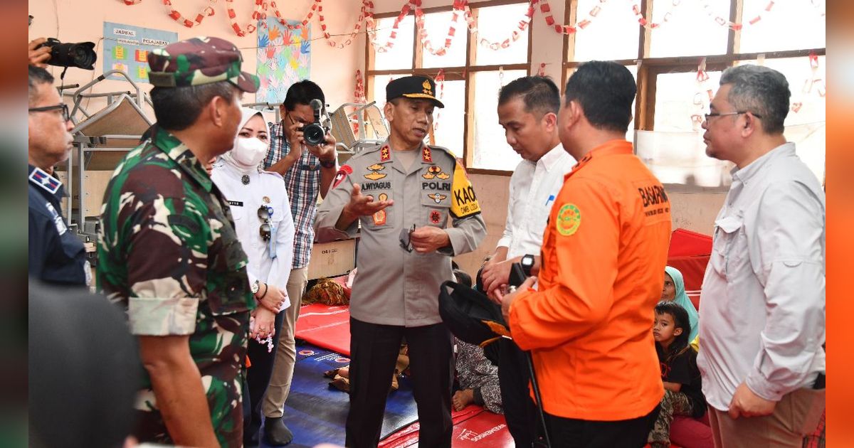 Kapolda Bareng Pj Gubernur Jabar Datangi Warga Korban Longsor Cipongkor