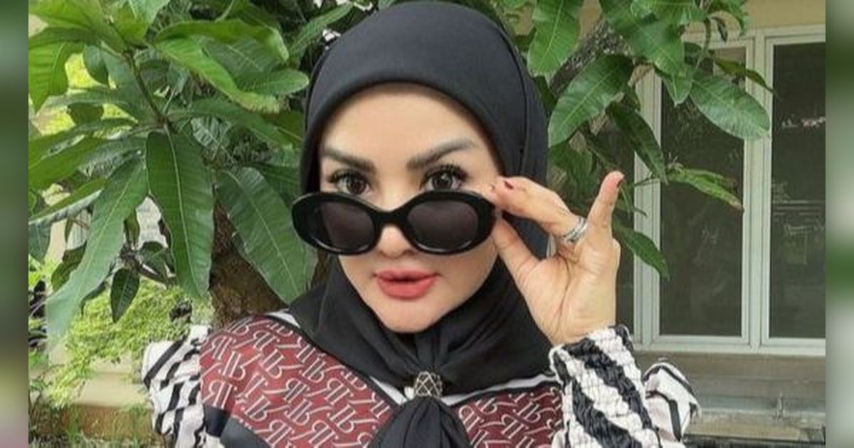 Dulu Tampil Terbuka, 8 Foto Terbaru Gina Youbi Yang Bikin Pangling Dengan Balutan Hijab