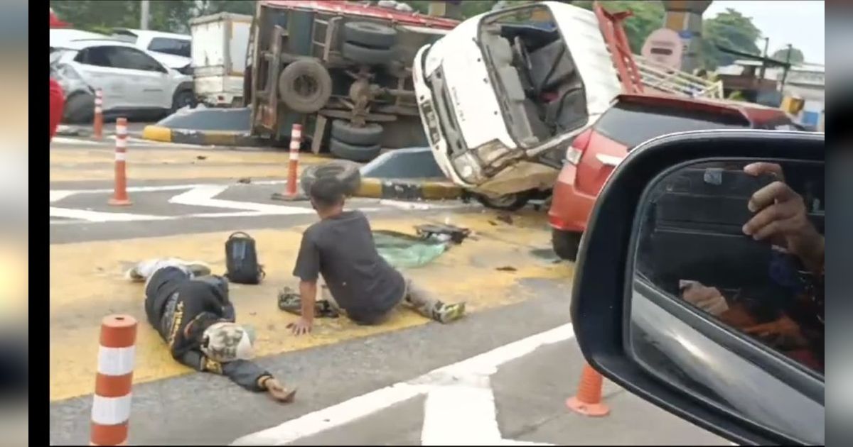 Penampakan Sopir Truk Terkulai Lemas di Jalan GT Halim Usai Tabrak 7 Mobil & Pikap hingga 'Nyangkut' di Pembatas