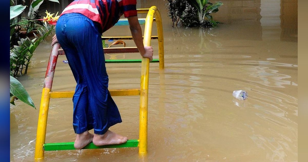 Tetap Harus Berangkat Sekolah Meski Terdampak Banjir, Perempuan Ini Bocorkan Aksi Manis Kakaknya yang Bikin Iri