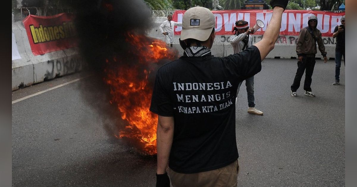 VIDEO: Demo Ricuh, Massa Pro & Kontra Gugatan Pilpres Saling Lempar Batu Dekat MK