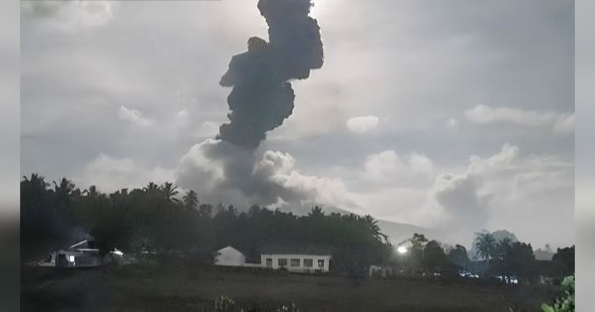 Gunung Ibu Kembali Erupsi, Muntahkan Abu Vulkanik Setinggi 2.000 Meter