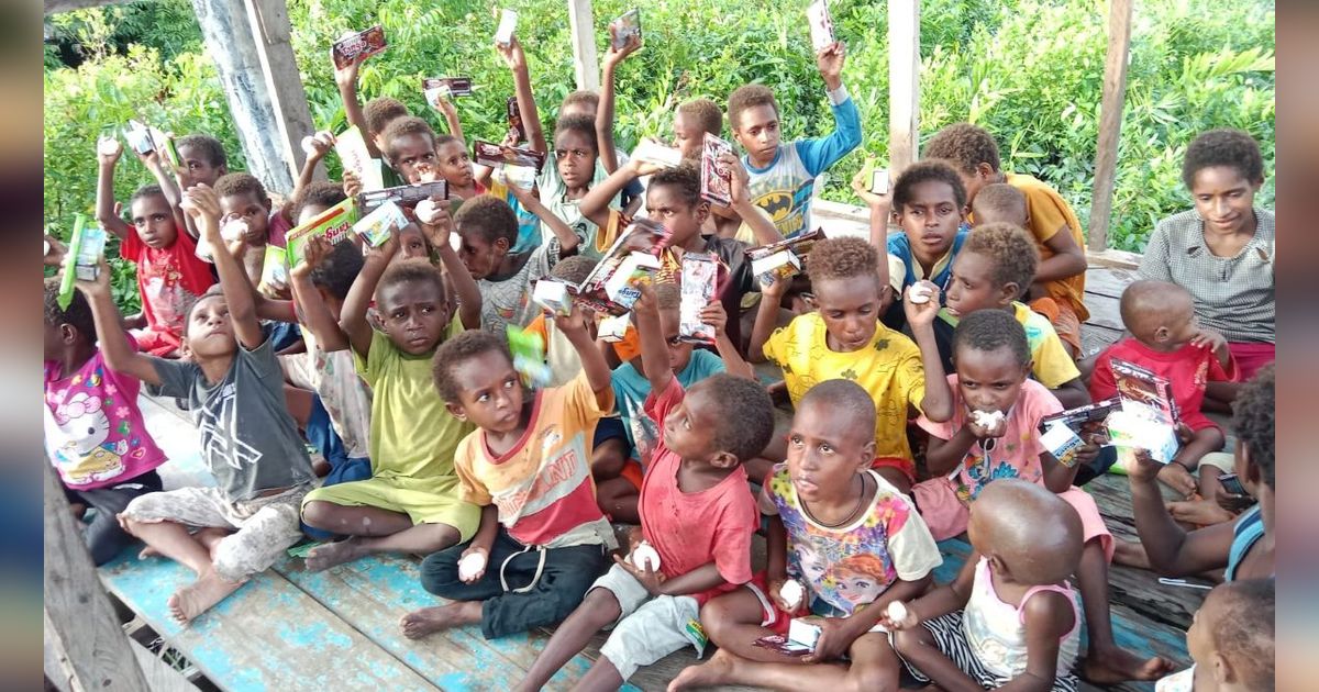 Berbagi Kebahagiaan dengan Anak-Anak di Papua