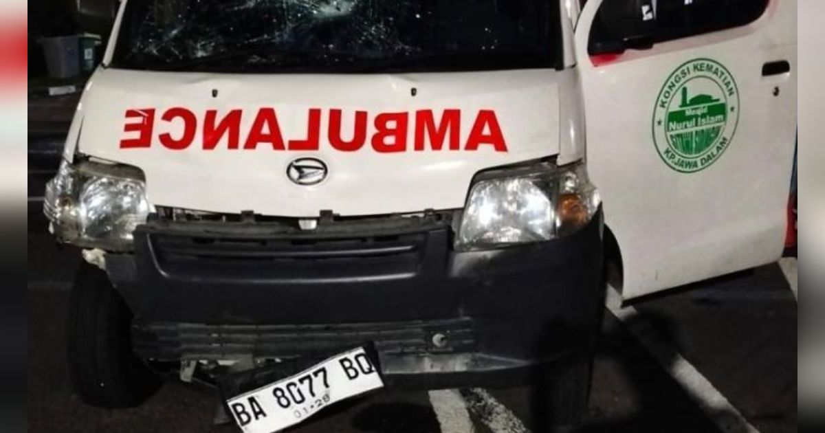 Ambulans Tabrak Dua Polisi Saat Bubarkan Tawuran