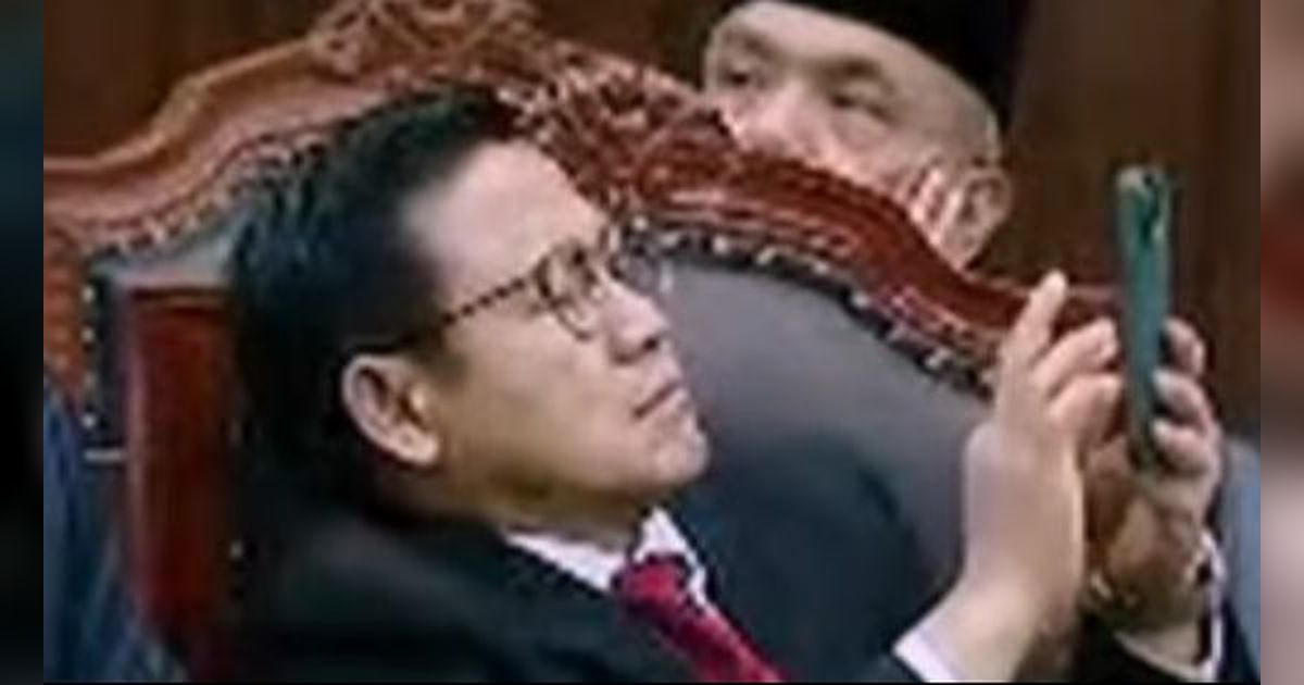 Detik-Detik Cak Imin Ditegur karena Main Ponsel di Sidang Sengketa Pilpres, Ketua MK Beri Peringatan