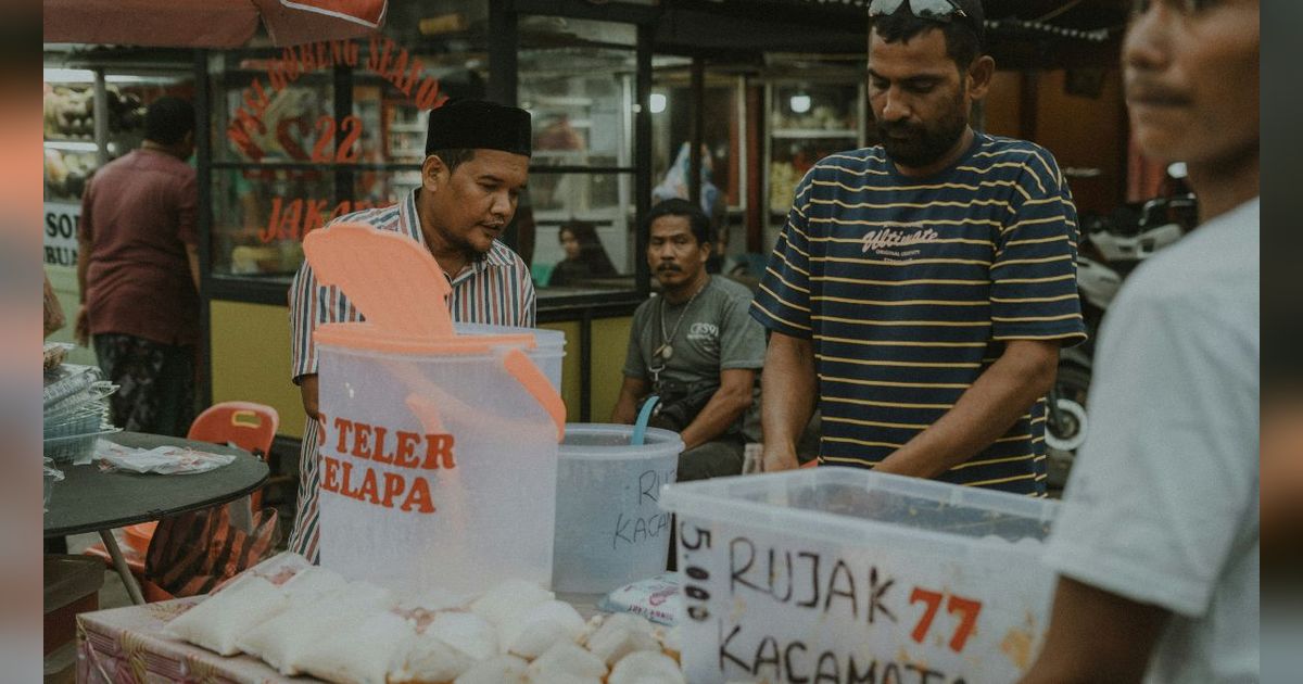 Potret Pedagang Takjil Ramai Diborong Pembeli Laki-Laki, Ternyata Ini Alasannya