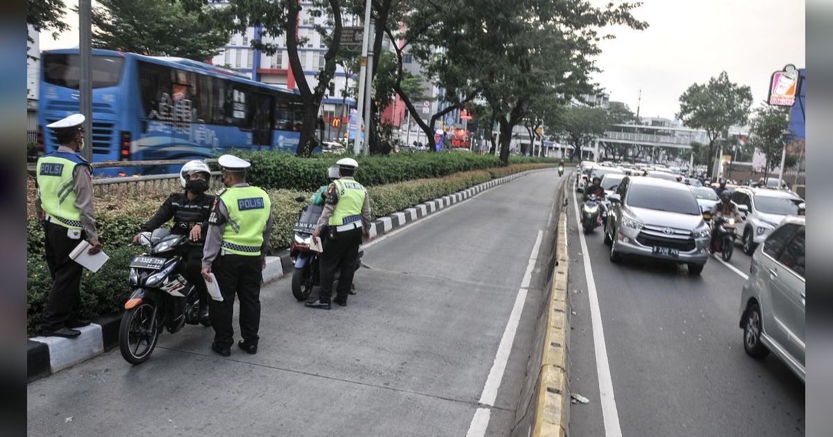 Momen Lucu Niat Baik Anggota Polisi Bagi-Bagi Takjil Malah Dikira Razia, 'Enggak Ada yang Mau Lewat'