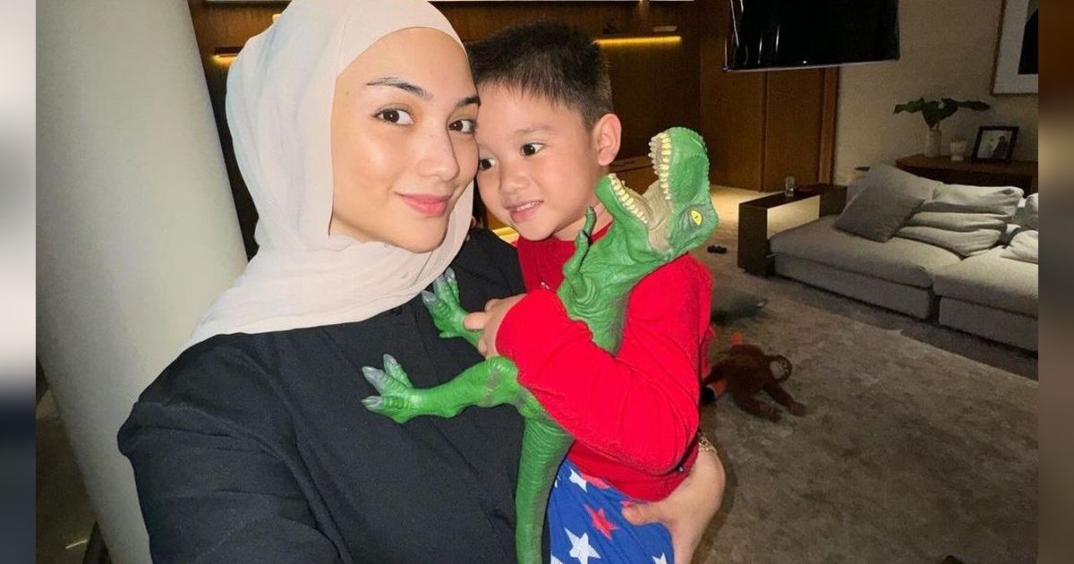 Momen Lucu Athar Anak Citra Kirana dan Rezky Aditya saat Sesi Foto untuk Pembuatan Visa, Gemesin Banget!