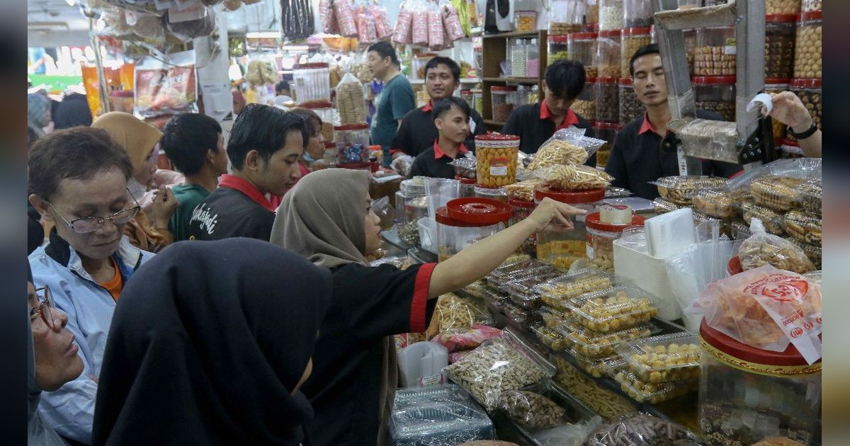 FOTO: Jelang Lebaran, Warga Serbu Sentra Penjualan Kue Kering di Jatinegara