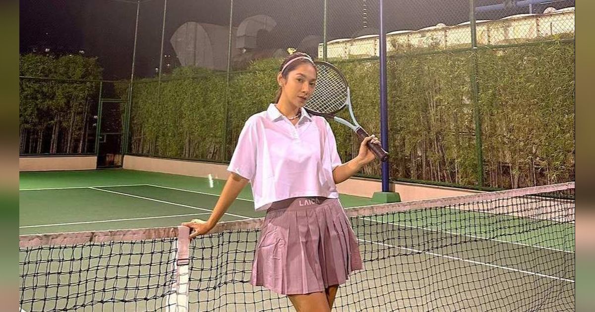 Potret Dinda Kirana Tampil Enerjik saat Main Tenis, Salfok sama Outfitnya