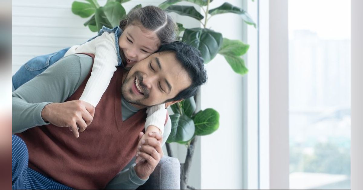 Cari Tahu Jumlah Pelukan Ideal dari Ayah Bunda Agar Anak Merasa Tenang
