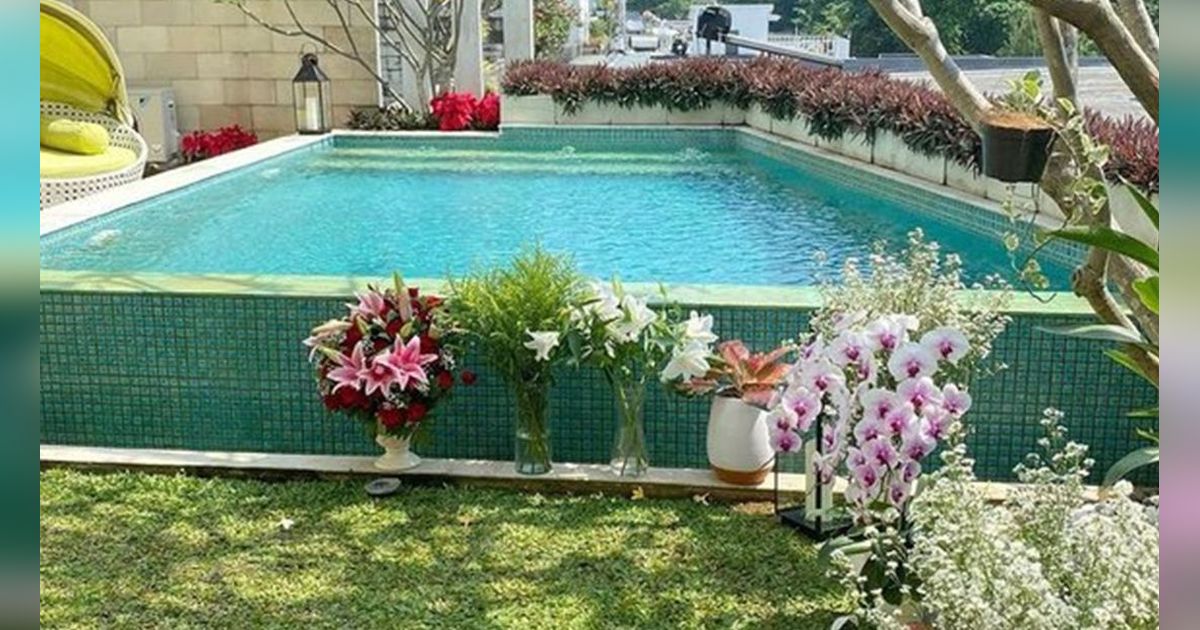 Adu Mewah 10 Taman di Rumah Artis, Nomor 5 Serasa di Surga, Penuh Bunga Bermekaran