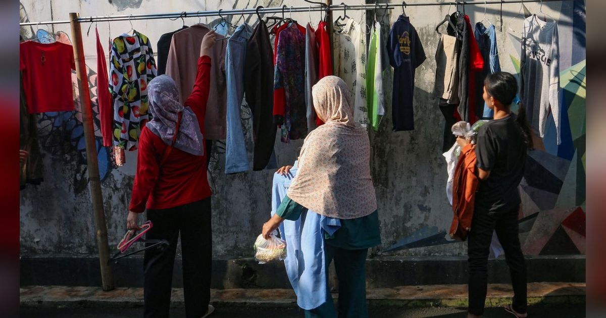 FOTO: Indahnya Berbagi Pakaian dan Sayur Gratis di Tengah Ramadan ala Warga Jati Padang