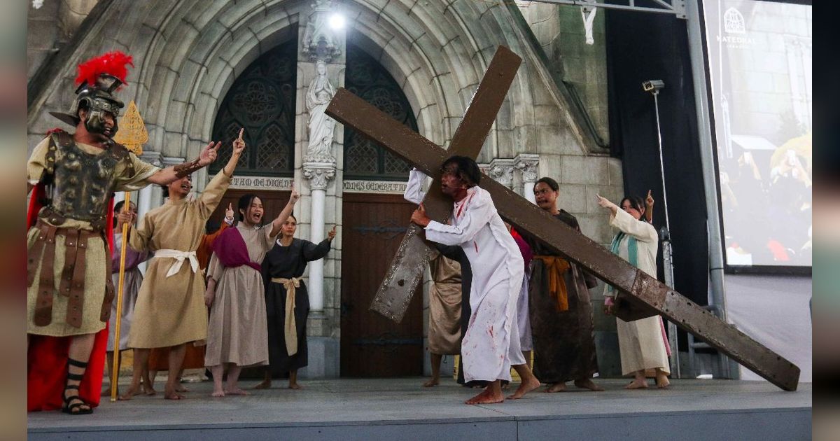 FOTO: Melihat Kesengsaraan Yesus Kristus dalam Prosesi Jalan Salib di Gereja Katedral Jakarta