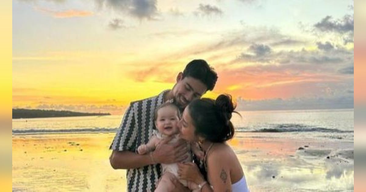 8 Foto Lucu Baby Kamari Anak Bule Jennifer Coppen Saat Main Pasir di Pinggir Pantai