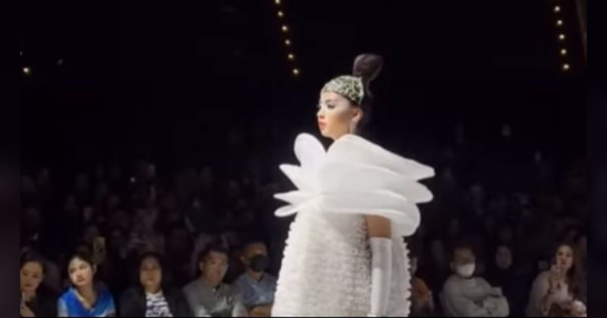 Intip Koleksi Ian Adrian yang  Bawa Sutra Sengkang di IFW 2024