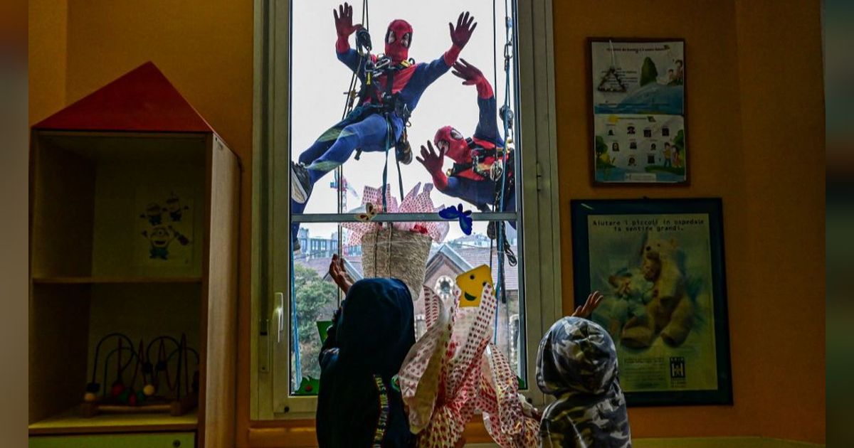 FOTO: Aksi Spiderman Bagikan Telur Paskah untuk Pasien Anak di Rumah Sakit Italia